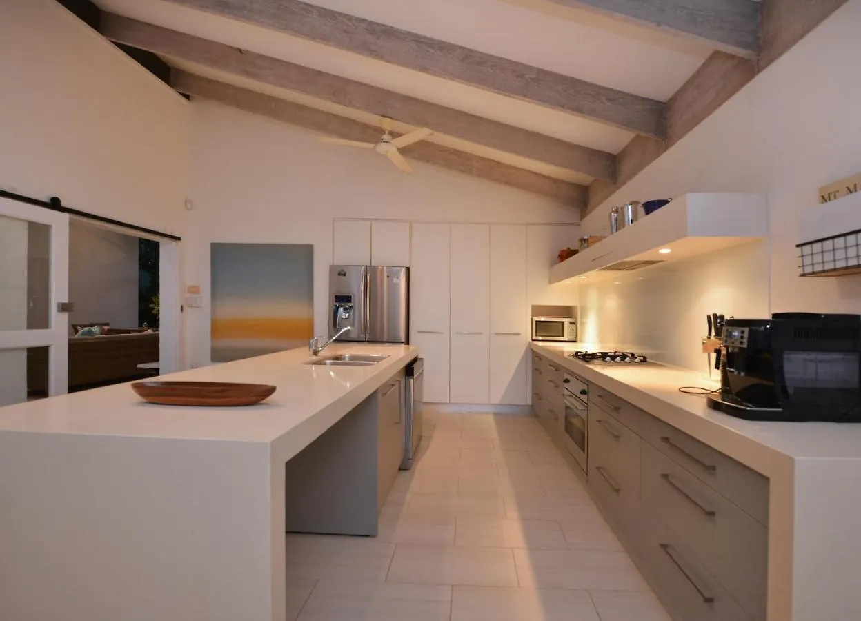 Pavilions In The Palms Heated Pool Short Path To Beach Five Bedrooms Sleeps 14 Port Douglas 0*,  Australia